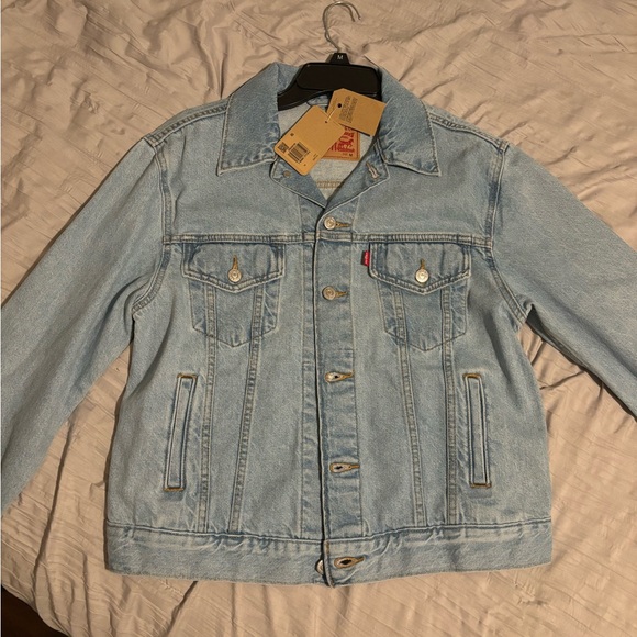 Women’s Levi’s ex-boyfriend, trucker jacket, size medium, light wash. NWT. - Picture 4 of 5